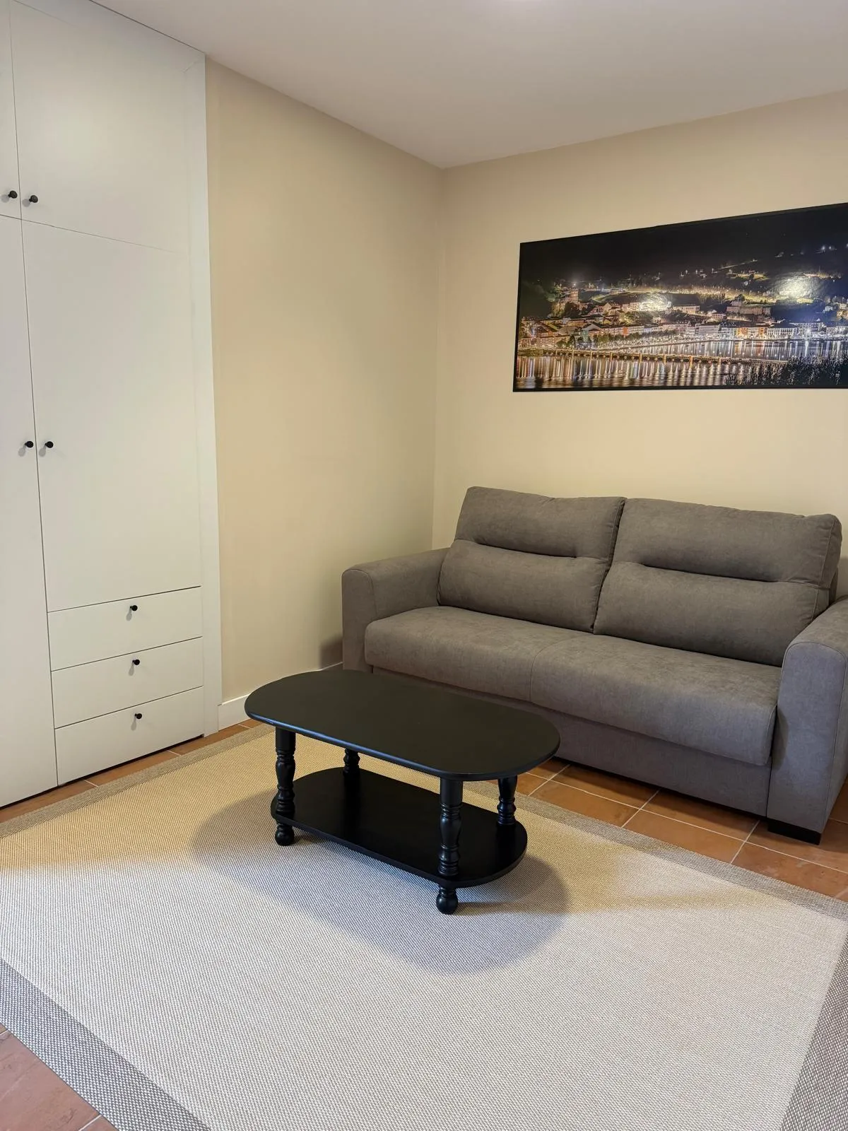 Wohnzimmer des Apartments mit Schlafsofa und Kleiderschrank