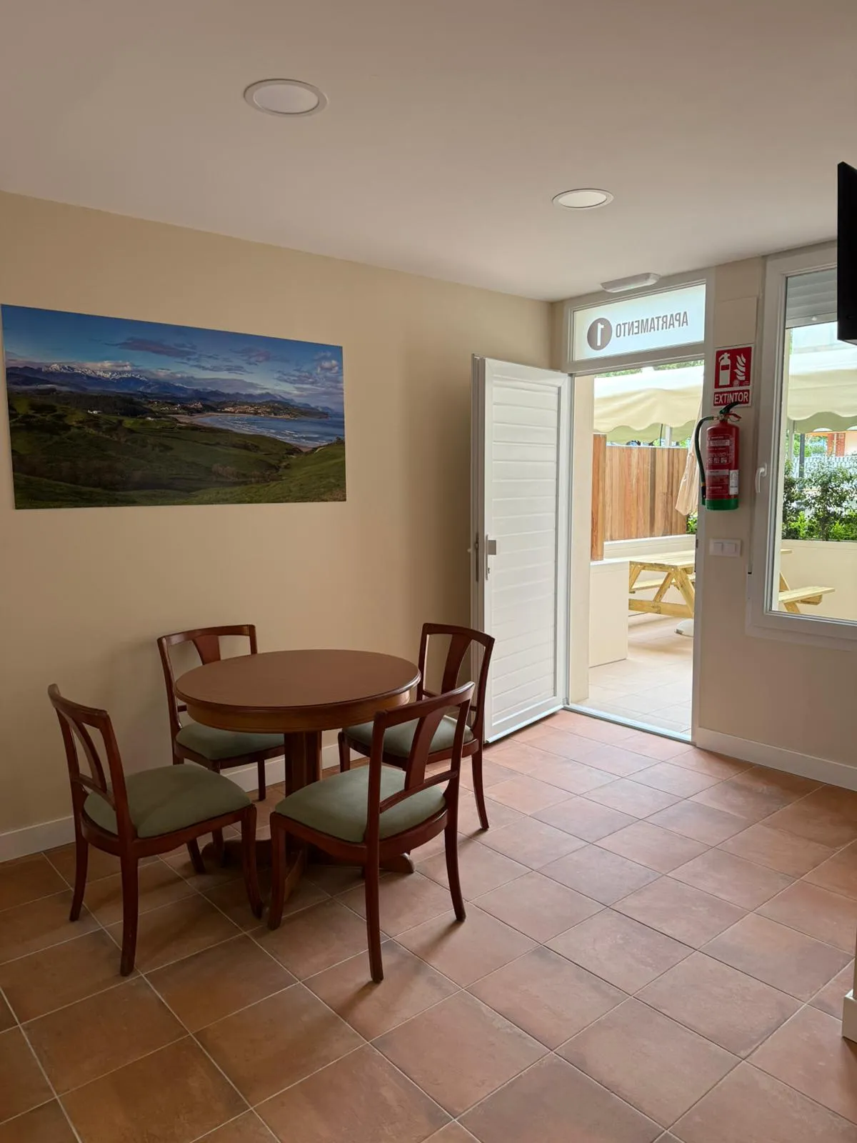 Apartment dining area with access to the terrace