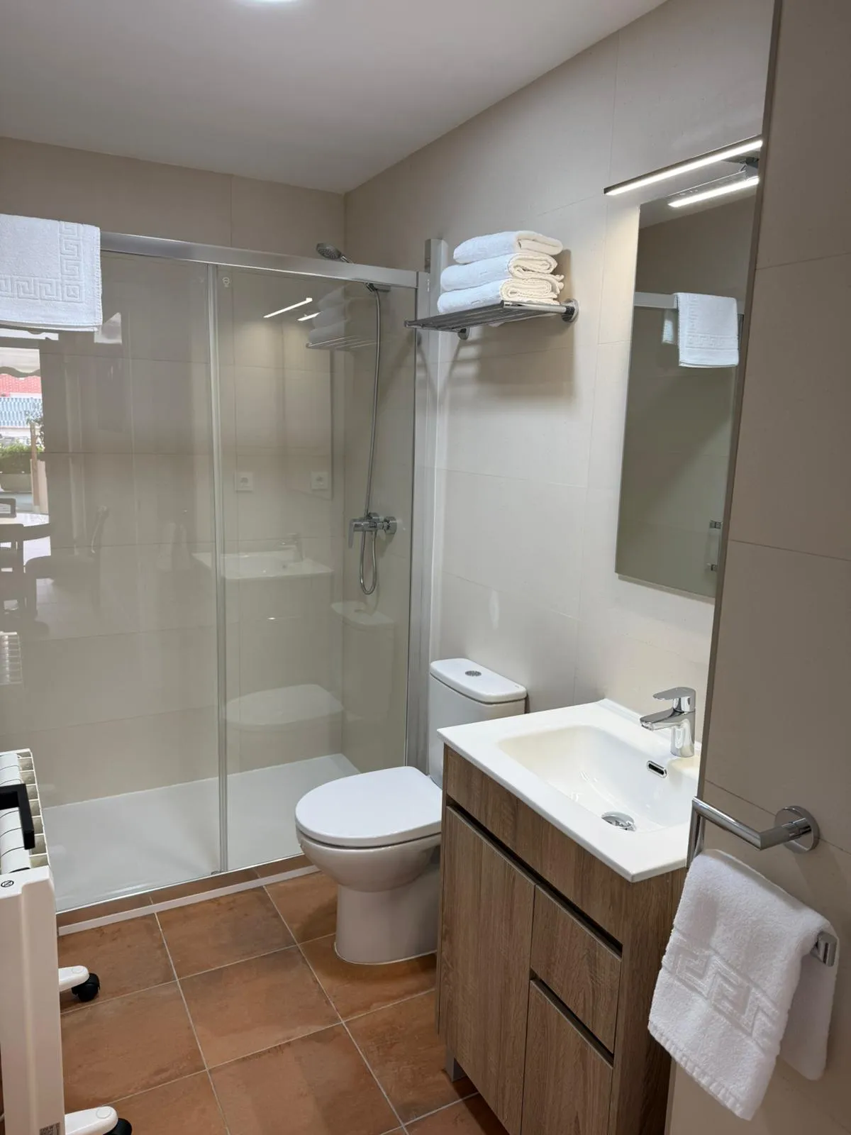 Baño moderno con ducha de obra y mampara