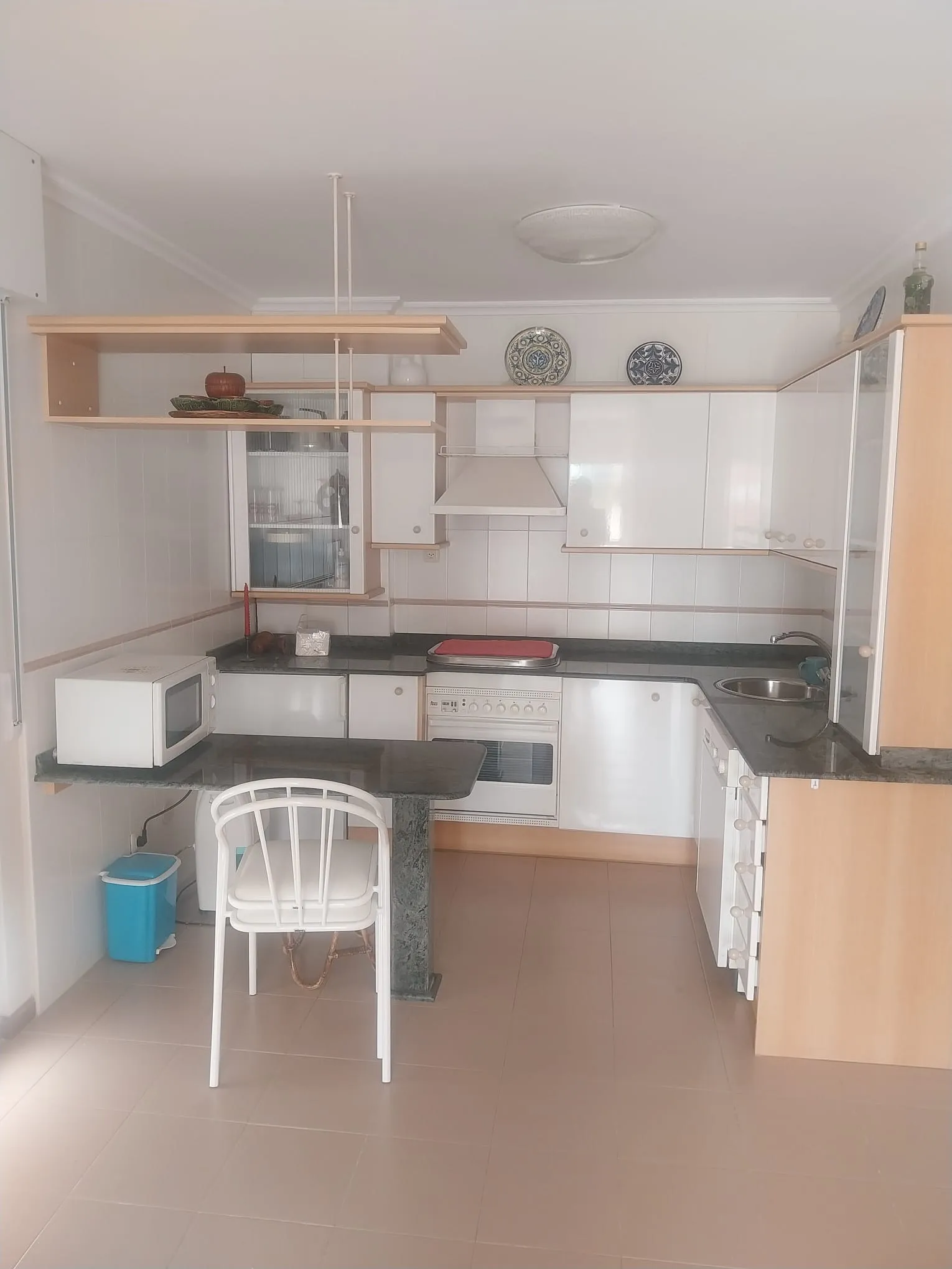Cocina de la vivienda con horno, vitrocerámica y barra