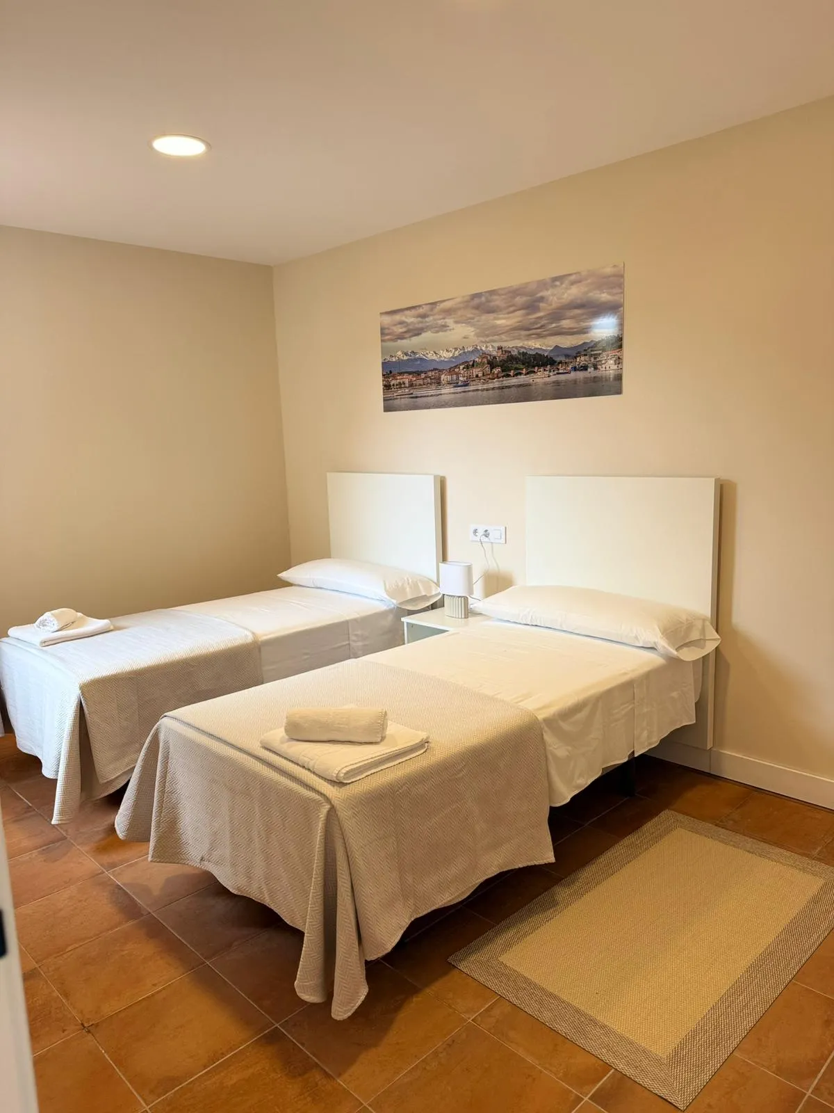 Chambre de l'appartement avec deux lits simples