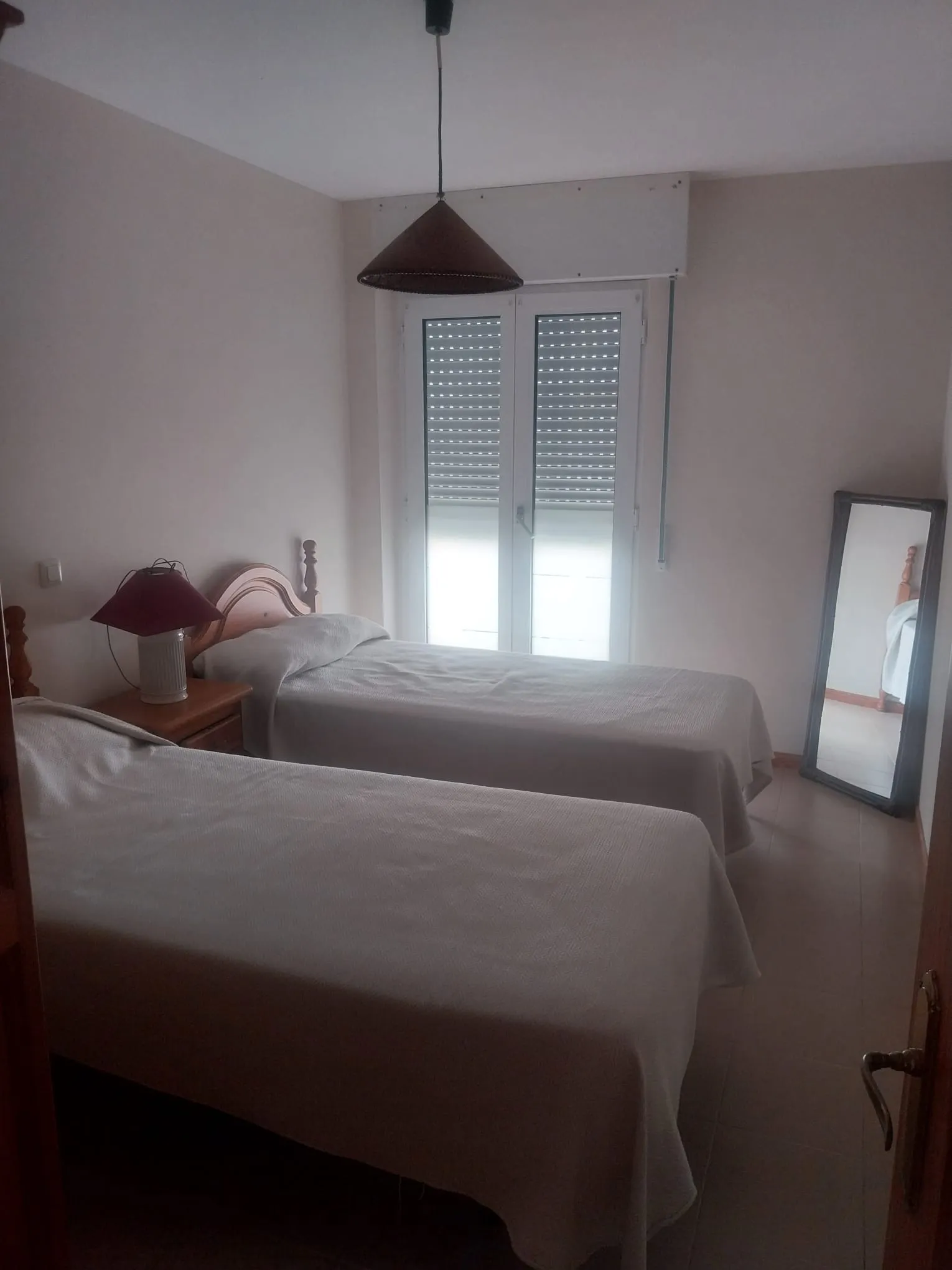 Chambre du logement avec deux lits simples