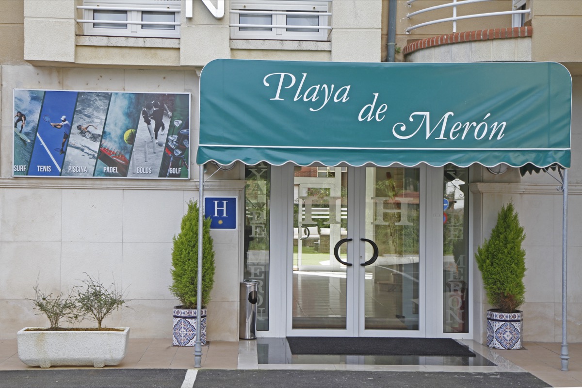 Fachada vista lateral, Hotel Playa de Merón